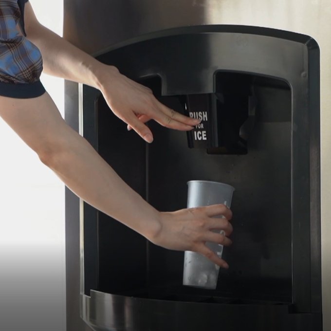 DISTRIBUTEUR DE GLACE 60KG